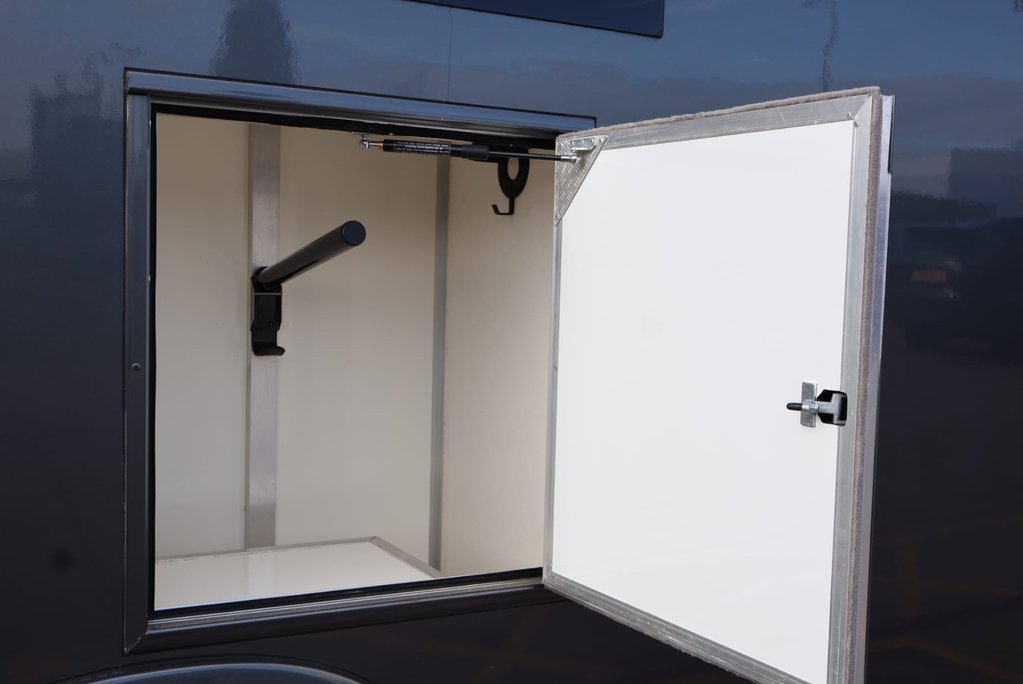 Renault Master 3.5 ton Coach Built Freddie Gover Horsebox with uprated suspension alloys  41