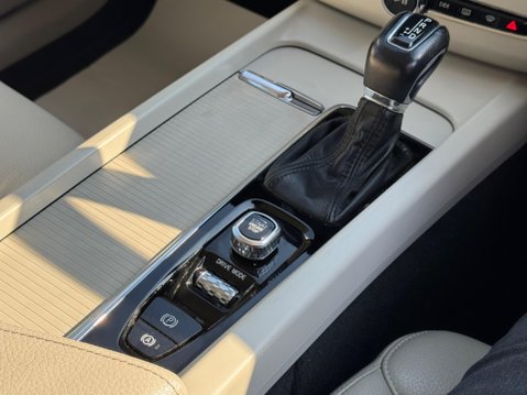 Volvo XC60 2.0 D4 Momentum Auto AWD Euro 6 (s/s) 5dr 28