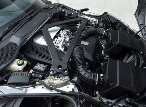 Aston Martin DB11 V8 Shadow Edition 24