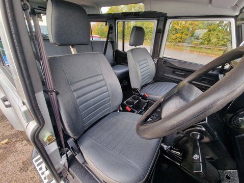 Land Rover Defender 110 TD5 STATION WAGON 6