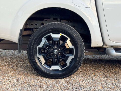 Nissan Navara 2.3 Navara Tekna dCi Auto 4WD 5dr 17