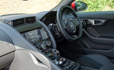 Jaguar F-Type V6 S Convertible 32