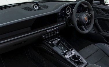 Porsche 911 (992) Targa 4 GTS 15