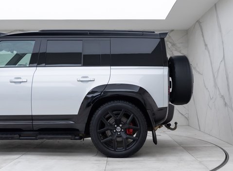 Land Rover Defender 110 D300 HSE Hard Top URBAN 34