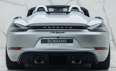 Porsche 718 SPYDER 8
