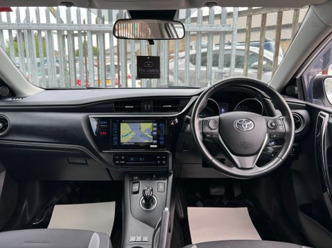Toyota Auris VVT-I ICON TECH TOURING SPORTS 30