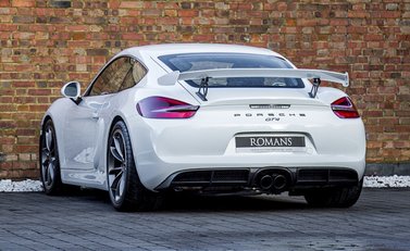 Porsche Cayman GT4 15