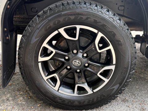 Toyota Hilux INVINCIBLE X 4WD D-4D DCB 17