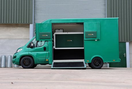 Brand new Pre registered 4.5 TON Seeker Horsebox delivery miles with aluminium stallion partitions 