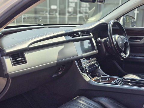 2016 Jaguar XF thumbnail 13