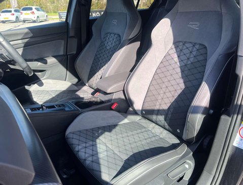 Volkswagen Golf 2.0 Golf R-Line TDI Semi-Auto 5dr 40