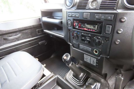 Land Rover Defender 2.4 TDCi Utility Wagon 4WD MWB Euro 4 5dr 9
