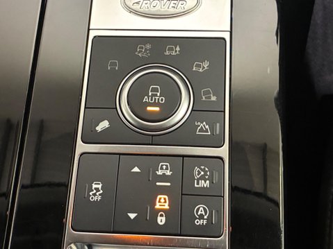 Land Rover Discovery 3.0 TD V6 HSE Luxury Auto 4WD Euro 6 (s/s) 5dr 28