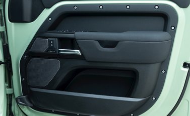 Land Rover Defender 110 75th Anniversary P400e 21