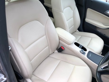 Mercedes-Benz GLA Class GLA220 CDI 4MATIC SE PREMIUM PLUS 70000m Pan Roof Beige Interior 9