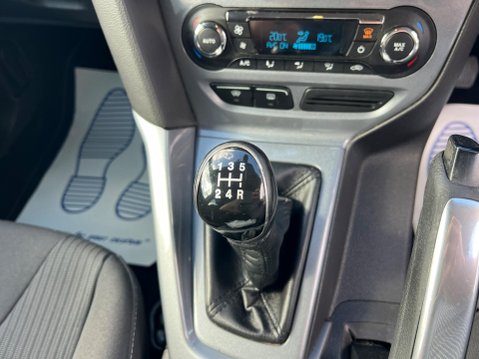Ford Focus 1.6 Titanium Euro 5 5dr 27