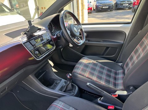 Volkswagen Up GTI 32