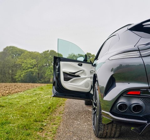 Aston Martin DBX 707 1