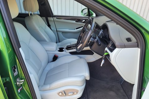 Porsche Macan PDK 23