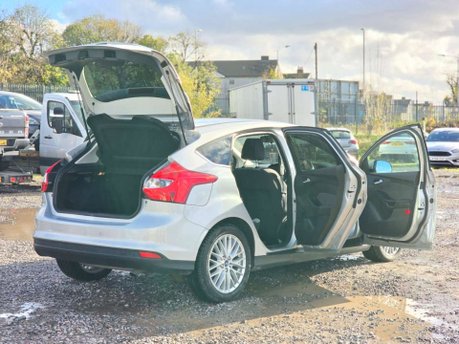 Ford Focus 1.6 Zetec Navigator Hatchback 5dr Petrol Powershift Euro 5 (125 ps) 18