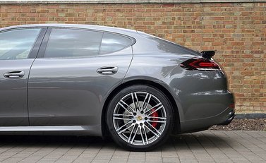 Porsche Panamera GTS 8
