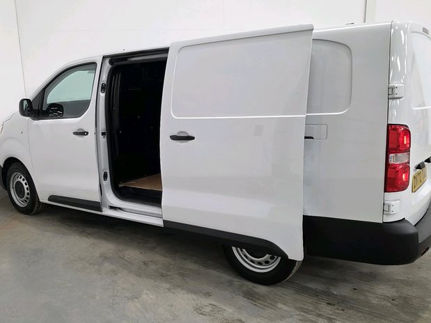 Vauxhall Vivaro Vauxhall Vivaro L2 Diesel 2900 1.5d 100ps Dynamic H1 Van 11