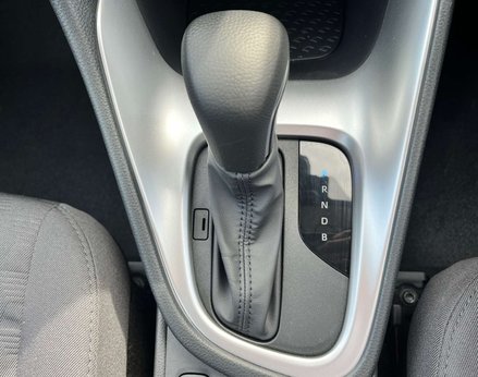 Toyota Yaris ICON HEV CVT 52