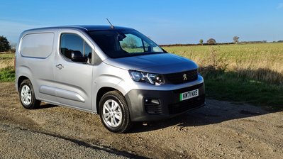 new peugeot e partner side view, grey