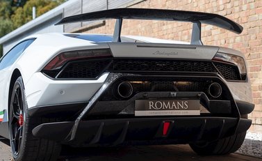 Lamborghini Huracan LP640-4 Performante 23