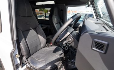 Land Rover Defender 90 Landmark 12