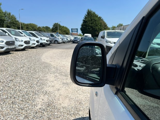 Peugeot Expert Crew Cab (SOLD) MWB L2H1 Low Roof Professional 3100 Air Con Alloys Sensors 17