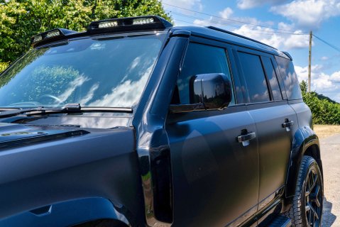 Land Rover Defender D300 HSE HardTop 21