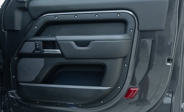 Land Rover Defender 90 V8 P525 URBAN 27