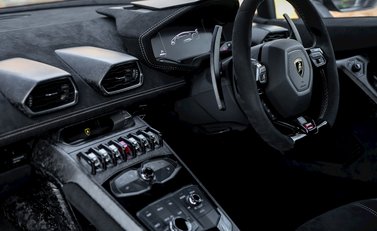 Lamborghini Huracan LP640-4 Performante 13