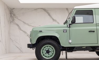 Land Rover Defender 90 Heritage Hard Top 23