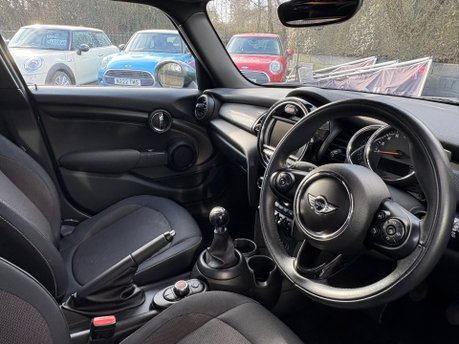 Mini Hatch Cooper 1.5 5 door + VISUAL BOOST + HEATED SEATS + REAR PDC 3