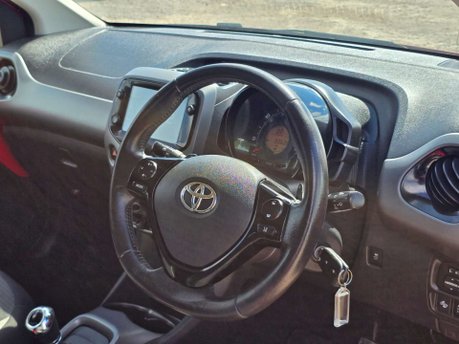 Toyota Aygo 1.0 VVT-i x-play Hatchback 5dr Petrol x-shift Euro 6 (Safety Sense) (71 ps) 44