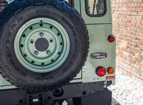 Land Rover Defender 110 Heritage Station Wagon 26