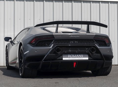 Lamborghini Huracan LP640-4 Performante 3
