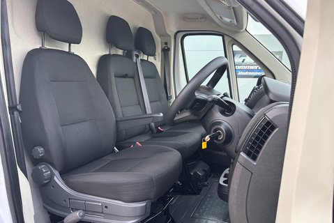 Peugeot Boxer 35 L3H2 Professional 140 ps Panel Van 4