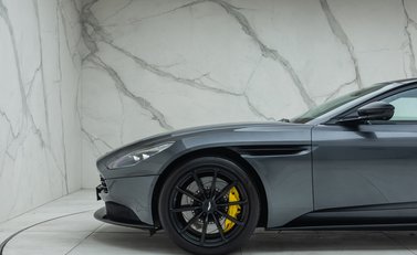 Aston Martin DB11 V8 30