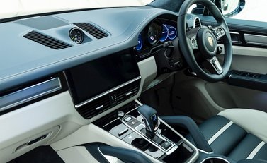 Porsche Cayenne Turbo S E-Hybrid 16