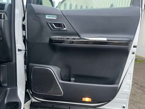 Toyota Vellfire GOLDEN EYES II V6 46