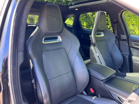 Jaguar F-Pace 2.0 D200 MHEV R-Dynamic HSE Black Auto AWD Euro 6 (s/s) 5dr 67