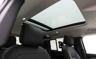 Land Rover Defender 110 HSE P300 11