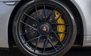 Porsche 911 Carrera GTS (991.2) 10