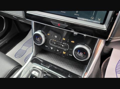 Jaguar XE R-DYNAMIC BLACK MHEV 18