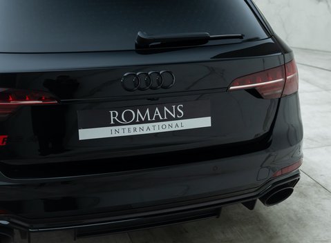Audi RS4 Avant CARBON BLACK 31