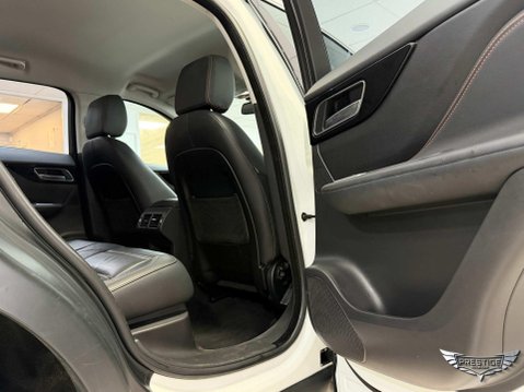 Jaguar F-Pace 2.0 D180 Prestige Auto AWD Euro 6 (s/s) 5dr 46