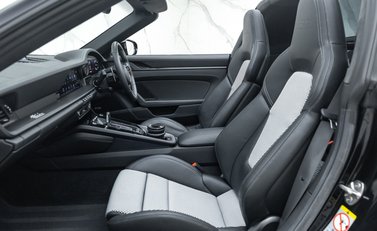 Porsche 911 Targa (992) 50 Years Porsche Design Edition 22